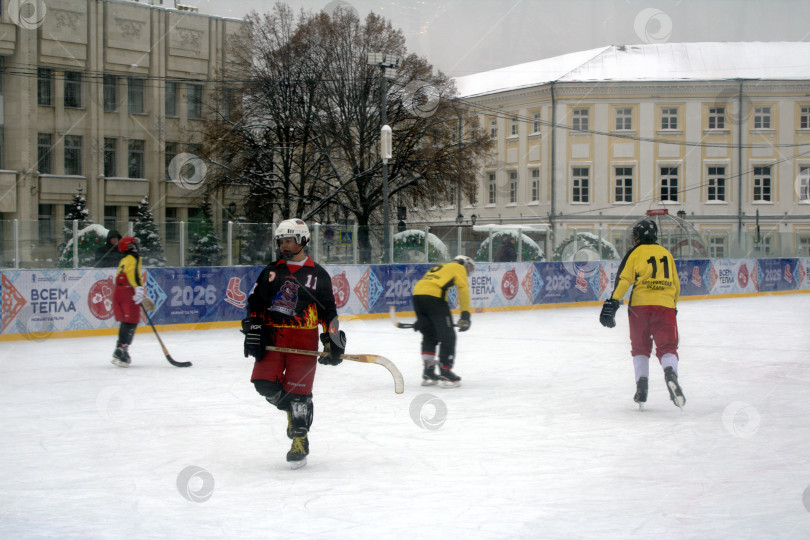 Скачать Хоккейный матч среди молодежных команд Ярославской и Костромской областями на свежем воздухе в Ярославле. фотосток Ozero