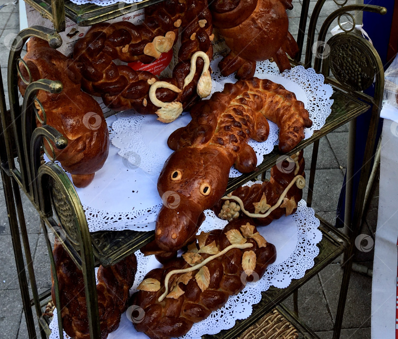 Скачать Свежеиспеченный хлеб в виде фигуры крокодила. фотосток Ozero