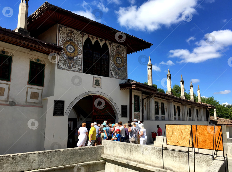 Скачать Туристы у входа в Ханский дворец в Бахчисарае. фотосток Ozero