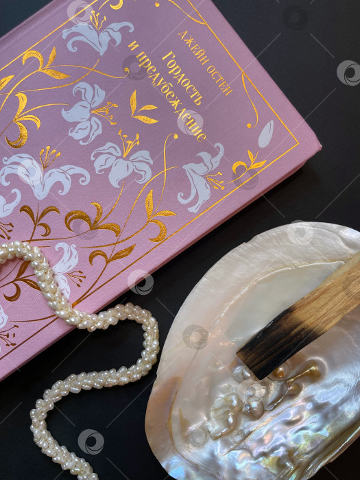 Скачать Винтажное жемчужное колье, книга, Пало Санто и морская раковина фотосток Ozero