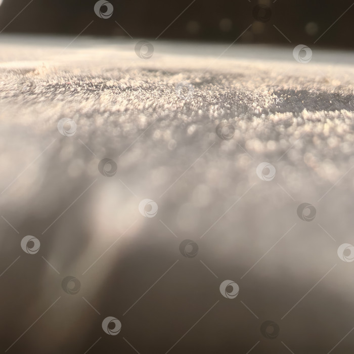 Скачать Золотистый утренний свет на кристаллах зимнего инея. фотосток Ozero