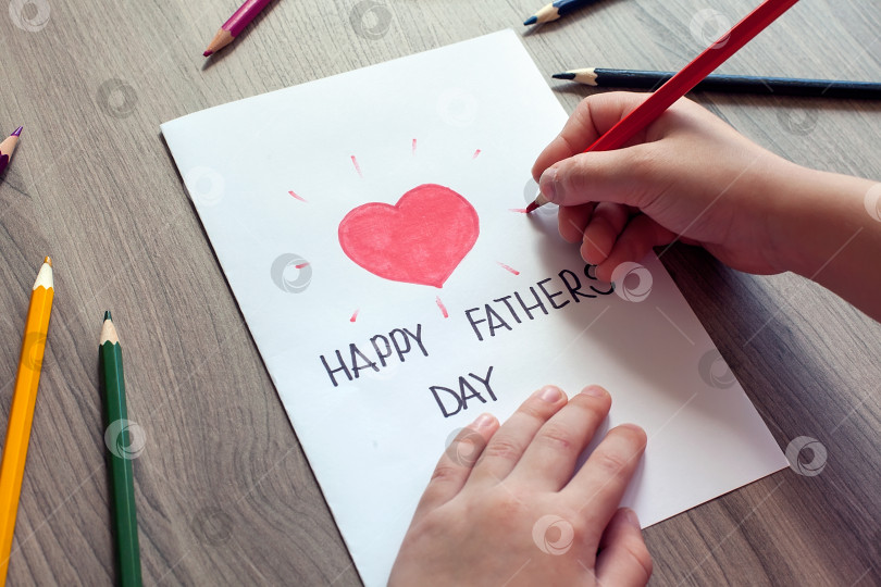 Скачать День отца. Счастливая семья, дочь целует папу и дарит поздравительную открытку с праздником. картина фотосток Ozero