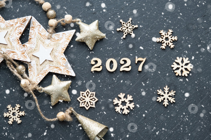 Скачать Поздравление с Новым годом-деревянные буквы и цифры 2027 на праздничном черном фоне с блестками, звездами, снегом. Поздравление, открытка. Календарь, обложка фотосток Ozero