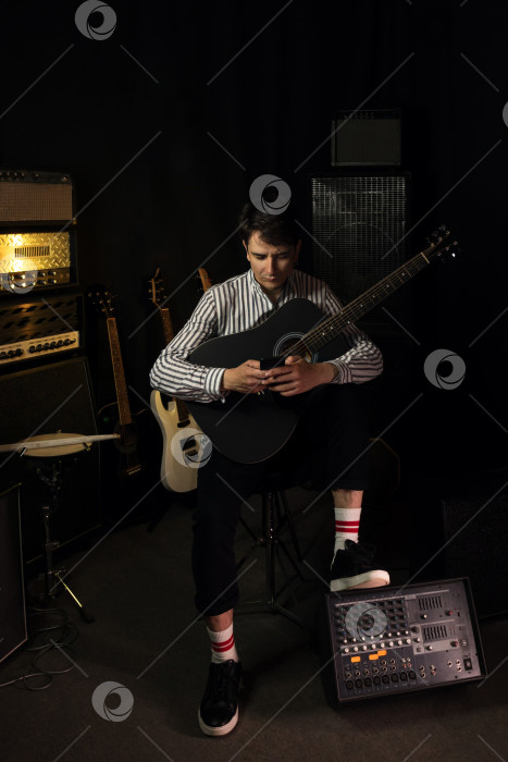 Скачать Игрок на акустической гитаре фотосток Ozero