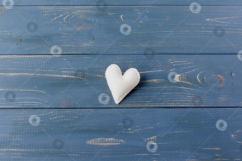 Скачать Маленькие сердечки на текстурированном фоне. знак любви и счастья. счастливый фотосток Ozero