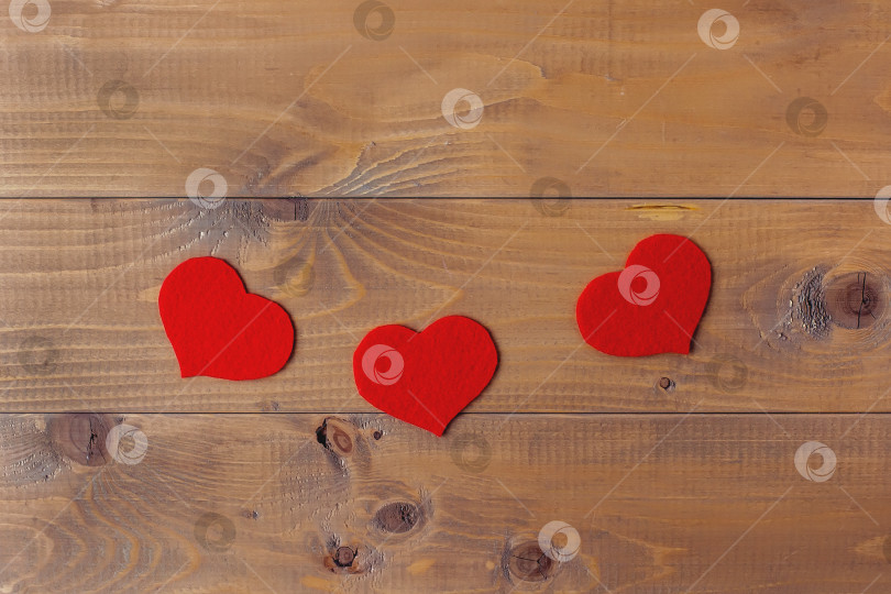 Скачать Красные бумажные сердечки, выделенные на белом фоне. счастливый фотосток Ozero
