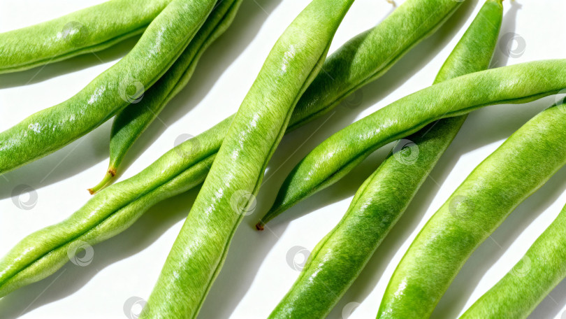 Скачать Свежие зелёные стручки фасоли на белом фоне фотосток Ozero