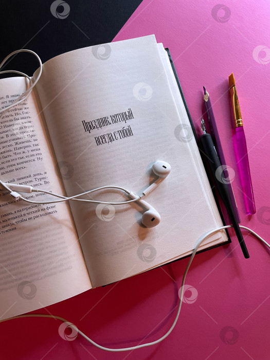 Скачать Наушники, Хемингуэй, перьевая ручка, цветной карандаш и кисть фотосток Ozero