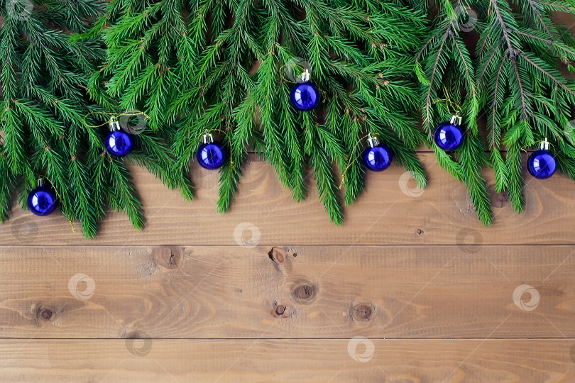 Скачать Рождественская елка с сосновыми ветками и рождественскими шарами на светлом фоне. с Новым Годом фотосток Ozero
