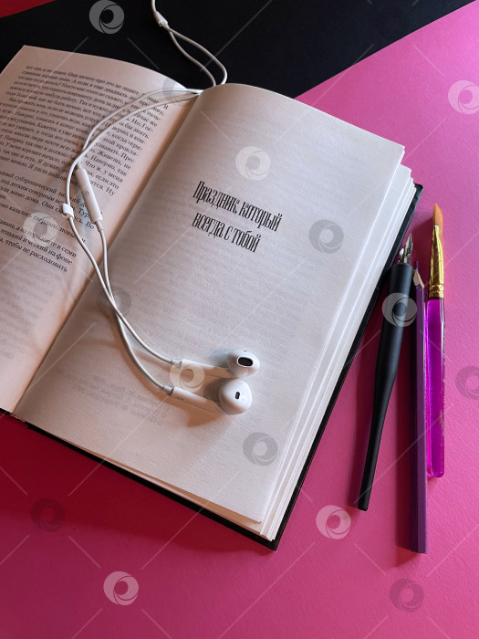 Скачать Наушники на книге, перо, карандаш и кисть фотосток Ozero