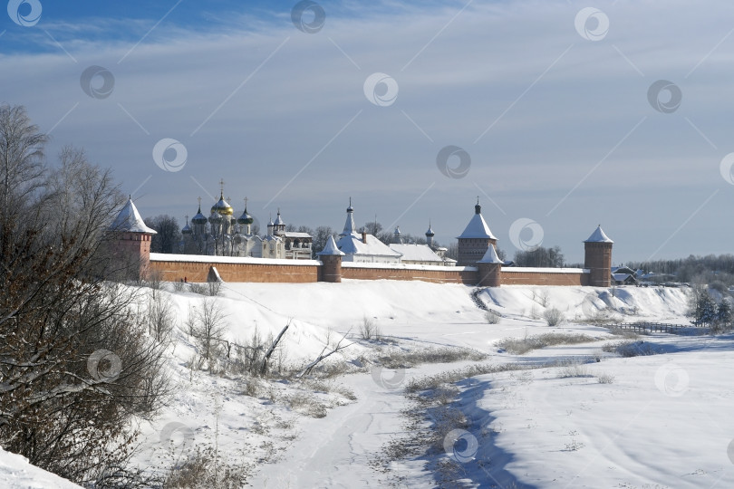 Скачать Суздаль. Зимний пейзаж с видом на Спасо-Ефимиев монастырь и замерзшую реку Каменку. Владимирская область, Россия. Январь, 31.2026г. фотосток Ozero