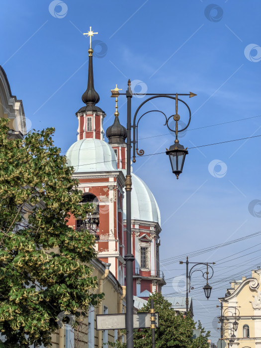 Скачать Санкт-Петербург, Россия - 12 июля 2025 года. Вид на церковь Святого Пантелеймона с уличными фонарями фотосток Ozero