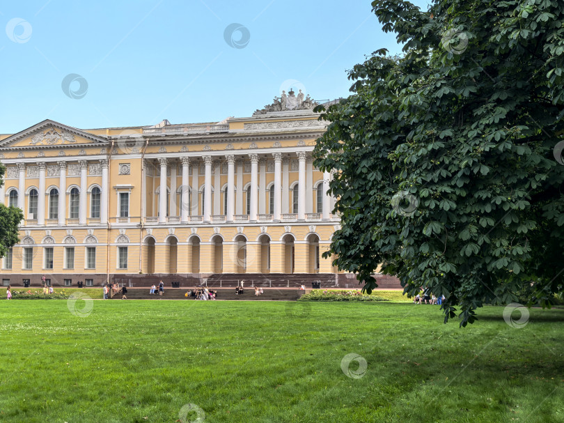 Скачать Санкт-Петербург, Россия - 12 июля 2025 года. Михайловский дворец летом, посетители отдыхают. фотосток Ozero