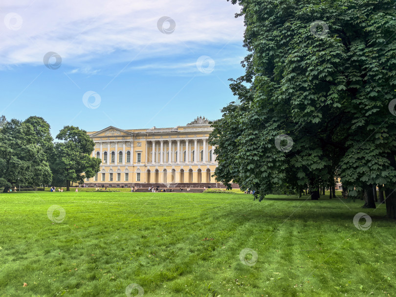 Скачать Санкт-Петербург, Россия - 12 июля 2025 года. Михайловский дворец летом, посетители отдыхают. фотосток Ozero