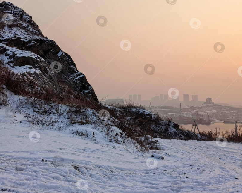 Скачать Заснеженная гора на фоне рассветного неба во Владивостоке фотосток Ozero