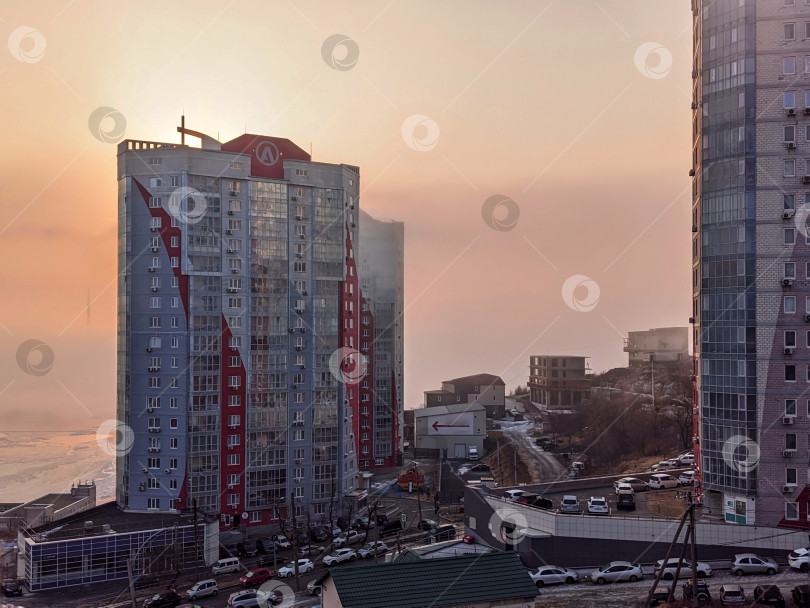 Скачать Небоскребы на месте январского светлого неба во Владивостоке фотосток Ozero