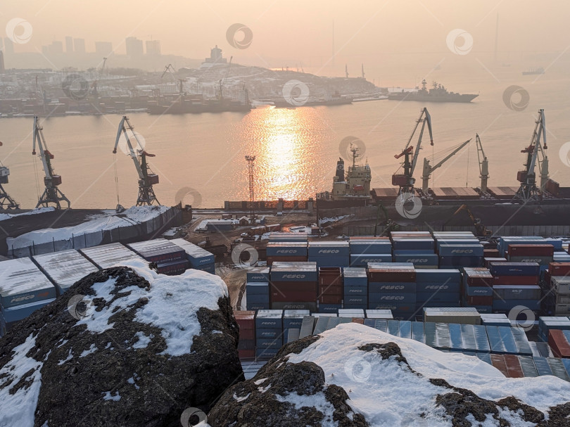 Скачать Живописный вид на морской порт на фоне бухты в час зимнего рассвета во Владивостоке фотосток Ozero