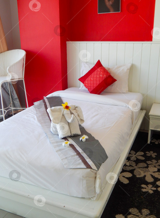 Скачать Слоник из полотенца и приветственная композиция на кровати в отеле в Таиланде фотосток Ozero