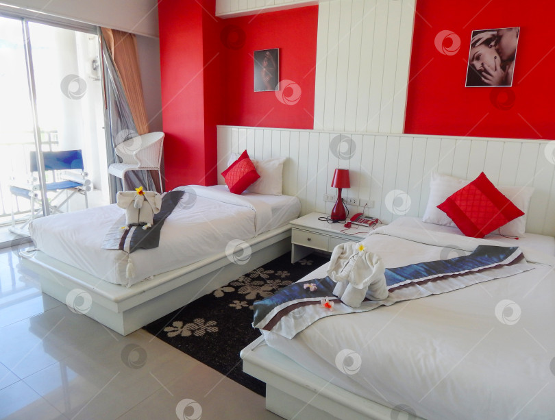 Скачать Слоник из полотенца и приветственная композиция на кровати в отеле в Таиланде фотосток Ozero