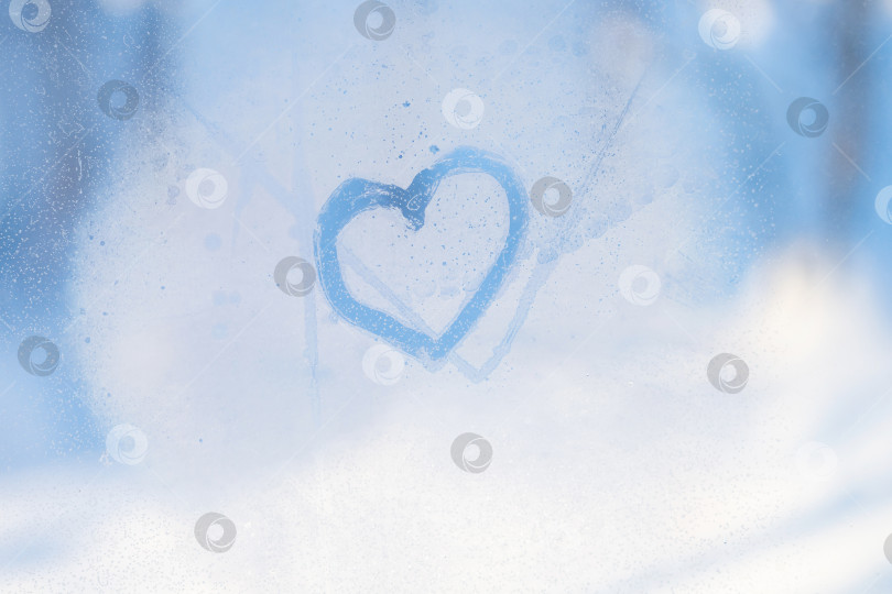 Скачать запотевшее и замерзшее оконное стекло с нарисованным вручную сердечком, морозный день фотосток Ozero