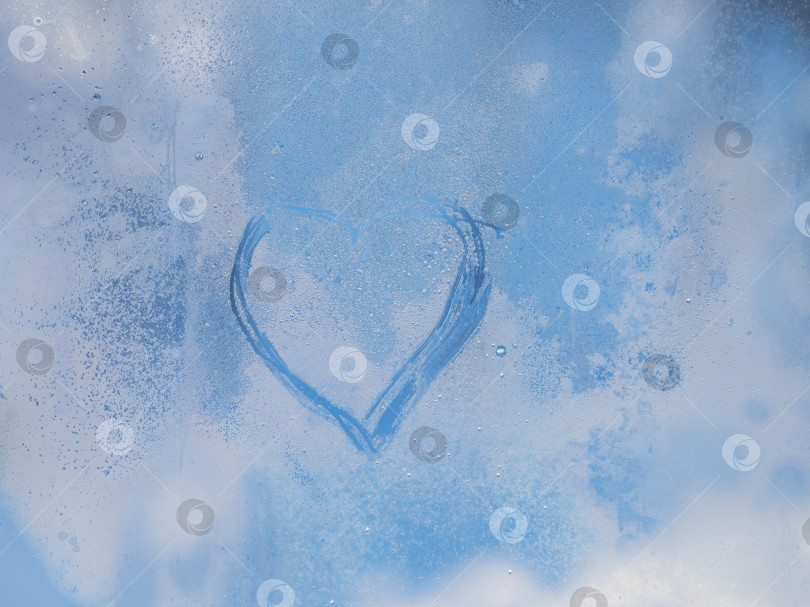 Скачать запотевшее и замерзшее оконное стекло с нарисованным вручную сердечком, морозный день фотосток Ozero