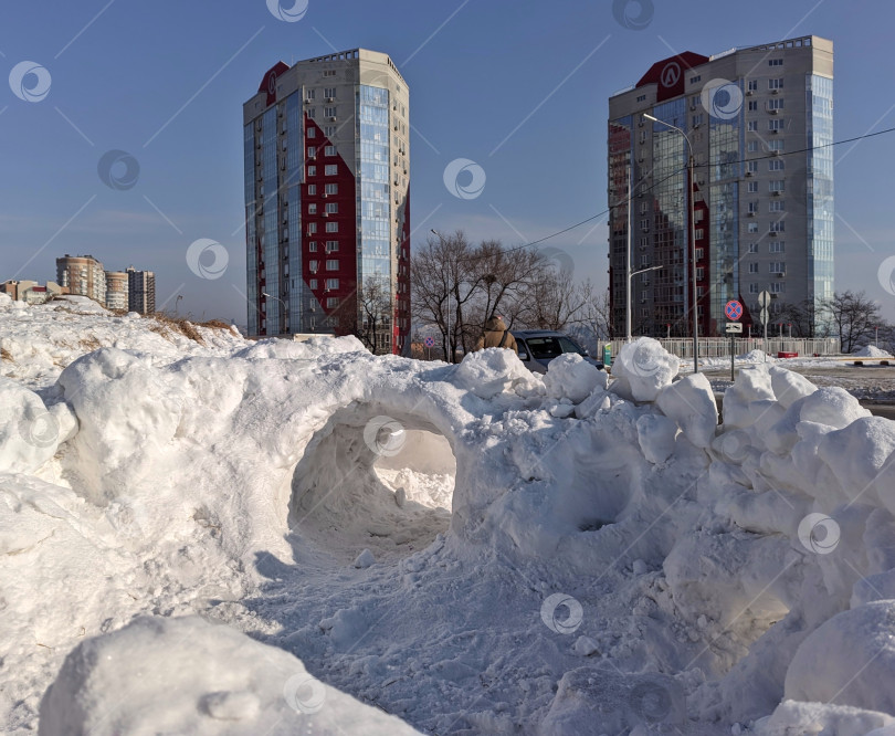 Скачать Снежные зугробы на фоне небоскребов во Владивостоке фотосток Ozero