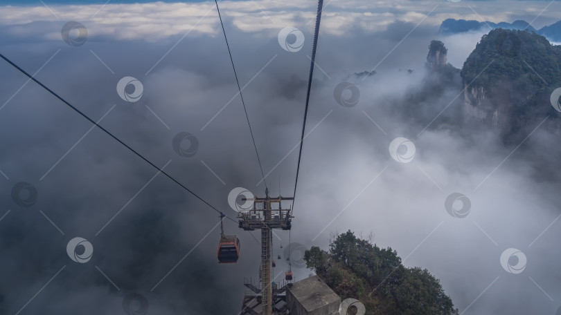 Скачать Высотный фуникулер. Башни-опоры на вершине скалы. фотосток Ozero