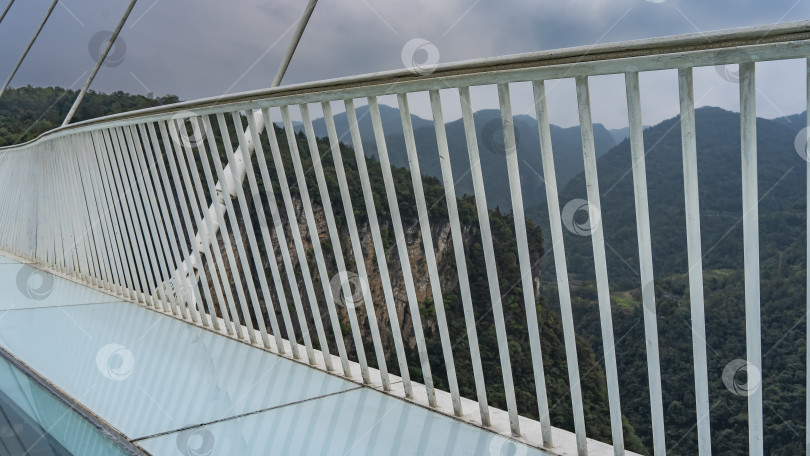 Скачать Фрагмент знаменитого стеклянного моста Чжанцзяцзе. фотосток Ozero