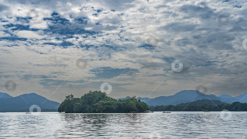 Скачать Спокойное живописное озеро. Рябь на блестящей воде. фотосток Ozero