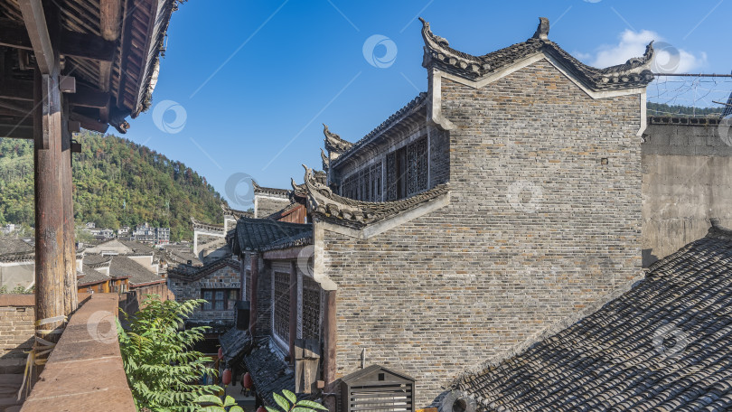 Скачать Древняя китайская архитектура. Старинные каменные здания с изогнутыми резными карнизами черепичных крыш. фотосток Ozero