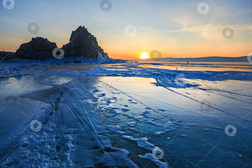 Скачать Закат на замерзшем озере Байкал фотосток Ozero