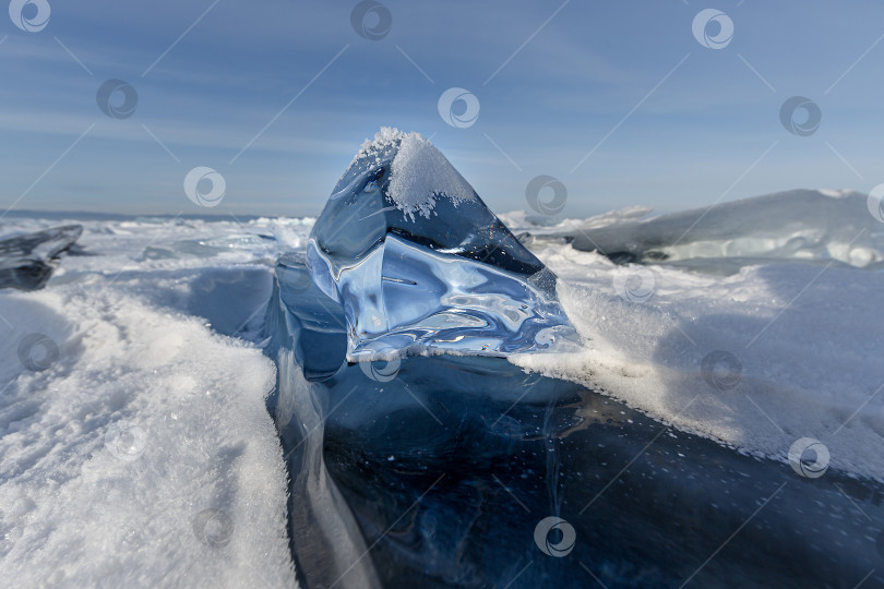 Скачать Застывшая вода в форме пирамиды фотосток Ozero