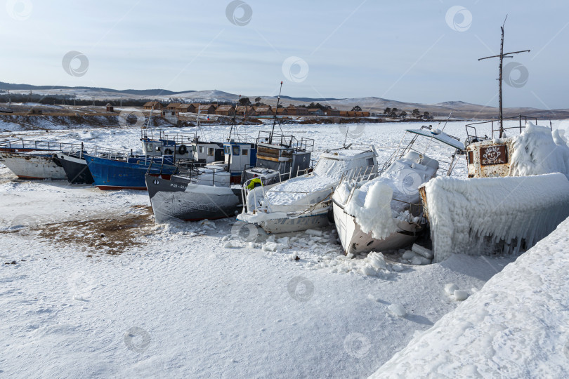 Скачать Зимняя стоянка малых катеров на Байкале фотосток Ozero