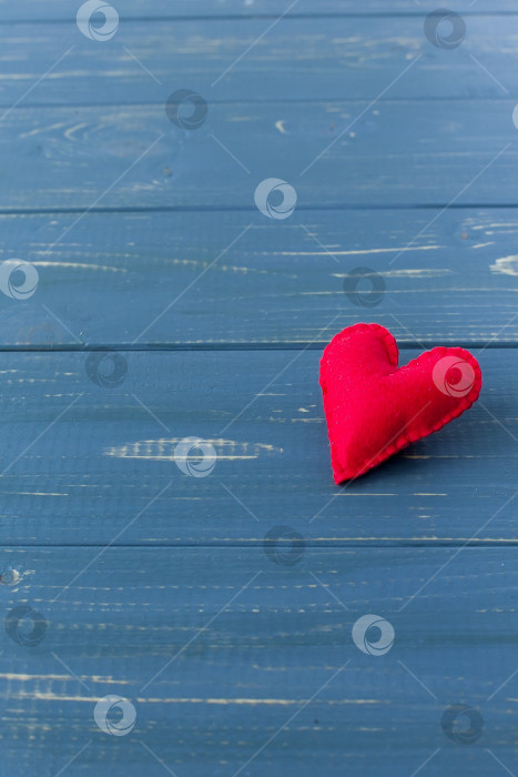 Скачать Сердце из фетра на синем фоне. красное сердечко из фетра фотосток Ozero