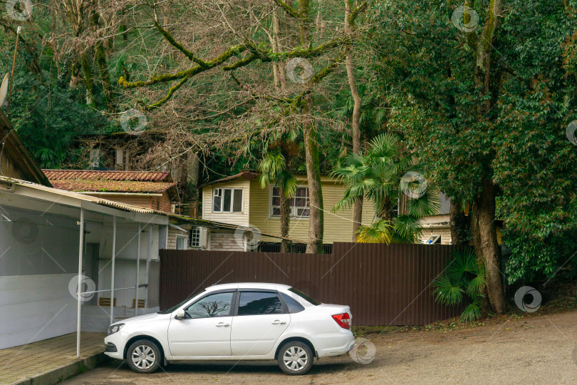 Скачать автомобиль припаркован перед домом в сельской местности фотосток Ozero