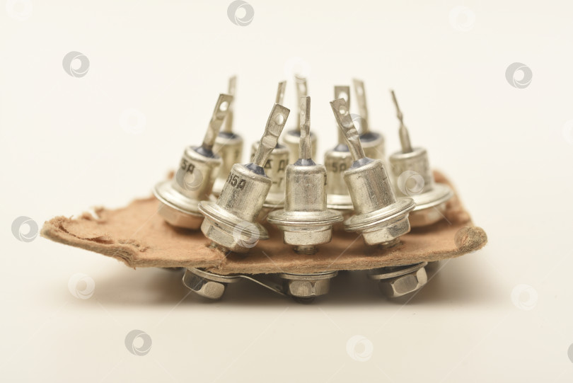 Скачать Стабилитрон. Полупроводниковые приборы. Металлический диод. фотосток Ozero