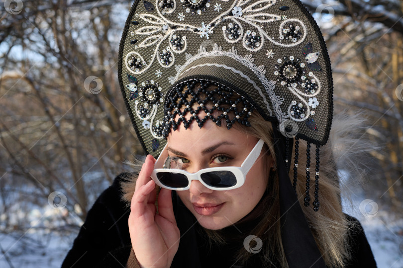 Скачать Русская девушка в лесу фотосток Ozero