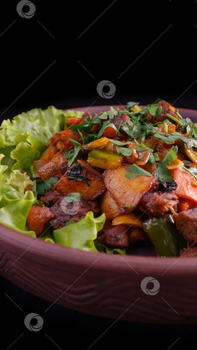 Скачать Жареный картофель с мясом на темном фоне фотосток Ozero