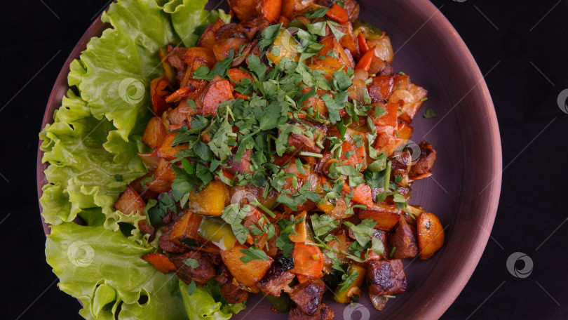 Скачать Жареный картофель с мясом на темном фоне фотосток Ozero