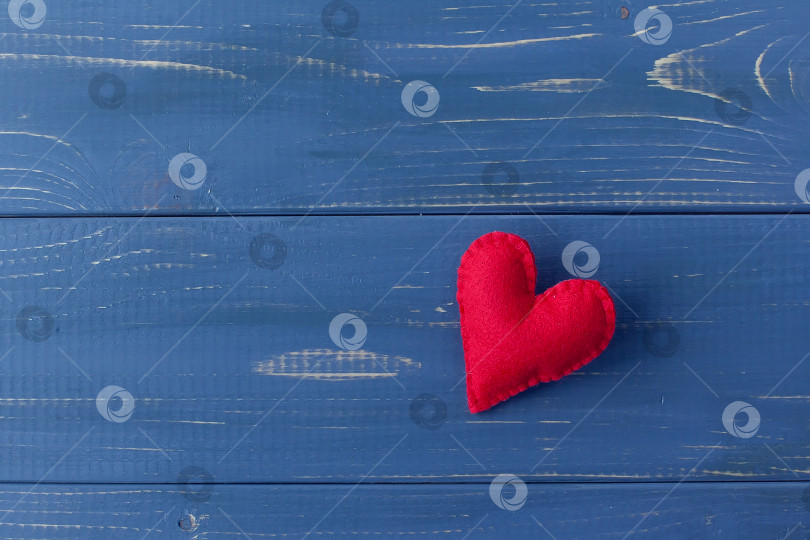 Скачать Сердце из фетра на синем фоне.День святого Валентина фотосток Ozero