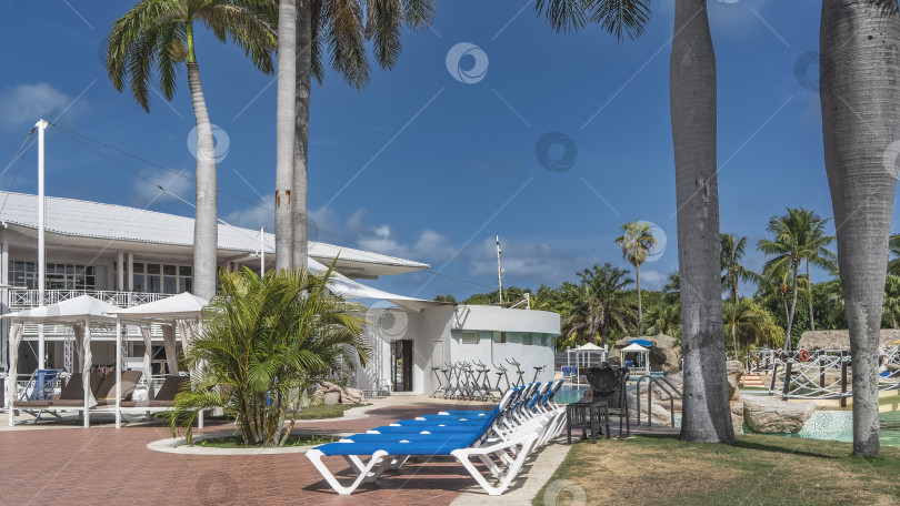 Скачать Зона отдыха у бассейна. фотосток Ozero