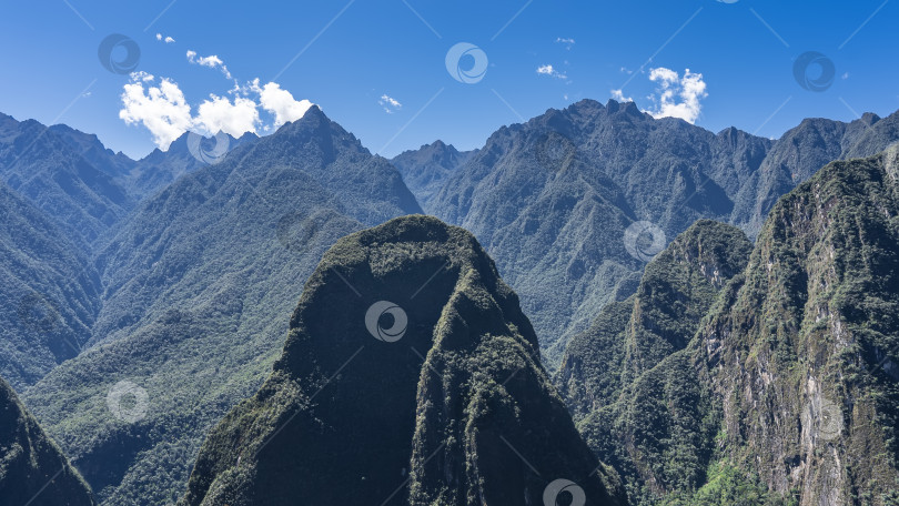 Скачать Прекрасный горный пейзаж. Крутые склоны скал покрыты зеленой растительностью. фотосток Ozero