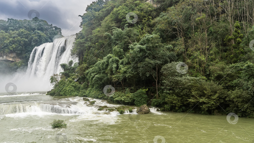 Скачать Красивый водопад. Со скалы в русло реки стекают ручьи. фотосток Ozero