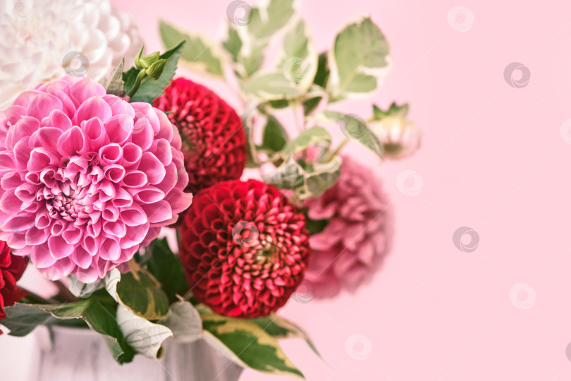 Скачать Осенний букет из красивых цветов. Осеннее праздничное оформление в розовых тонах, выборочный акцент фотосток Ozero