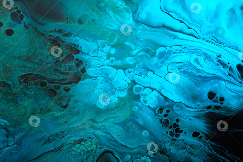Скачать Флюид-арт. Абстрактные волны зеленого и флуоресцентного синего цветов на черном фоне. Фон или текстура с эффектом мрамора фотосток Ozero