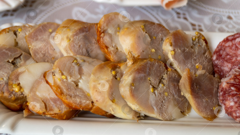 Скачать ломтики колбасы на блюде фотосток Ozero