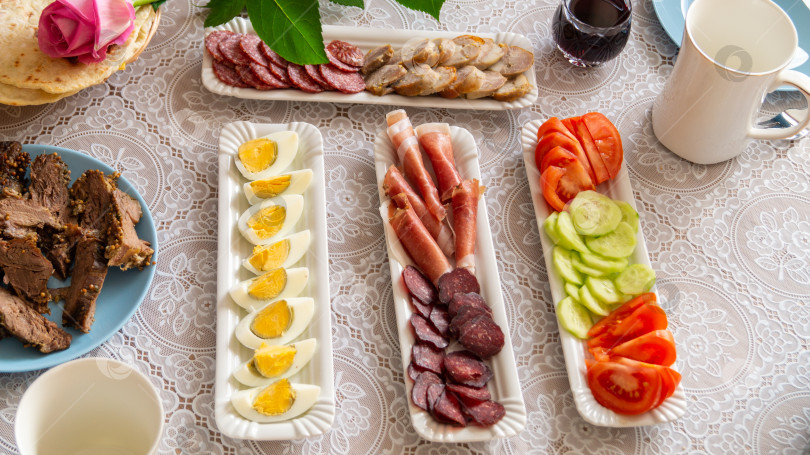 Скачать стол сервированный к завтраку фотосток Ozero