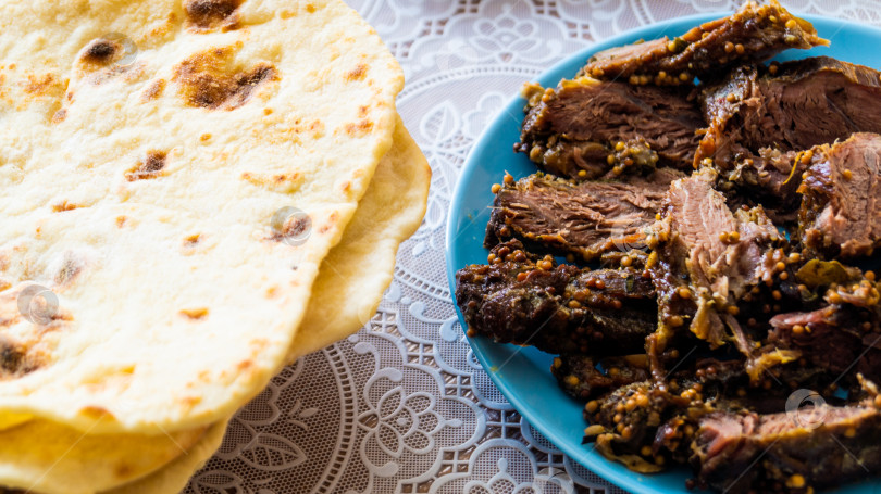 Скачать мясо на блюде и хлебные лепешки фотосток Ozero