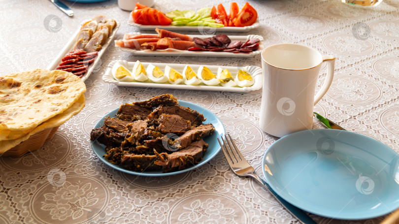 Скачать стол сервированный мясом, яйцами и овощами к завтраку фотосток Ozero