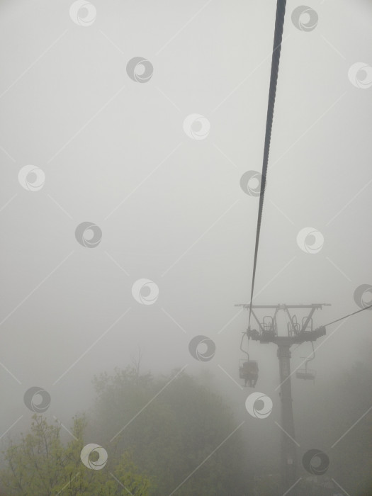 Скачать Канатная дорога в тумане, минимализм, расфокусировка, атмосферный фон, обои на рабочий стол фотосток Ozero